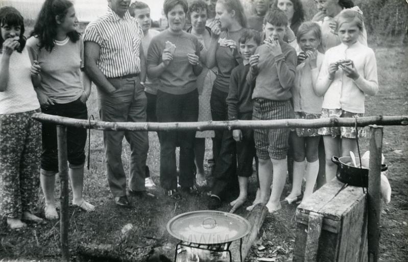 KKE 2315.jpg - Fot. Wycieczka. Od lewej: trzeci Witold Kołakowski – tata Janusza Kołakowskiego, 1964 r.